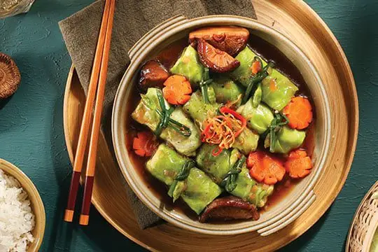 bắp cải cuộn kho chay