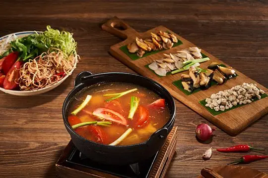 Lẩu ngh&ecirc;u s&ograve; ốc hến
