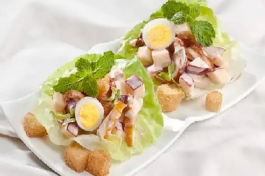 Salad thịt g&agrave; trộn t&aacute;o đỏ