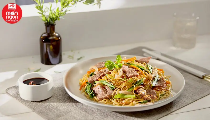 Mỳ x&agrave;o rau củ sẽ đậm vị hơn nếu sử dụng k&egrave;m bột mực
