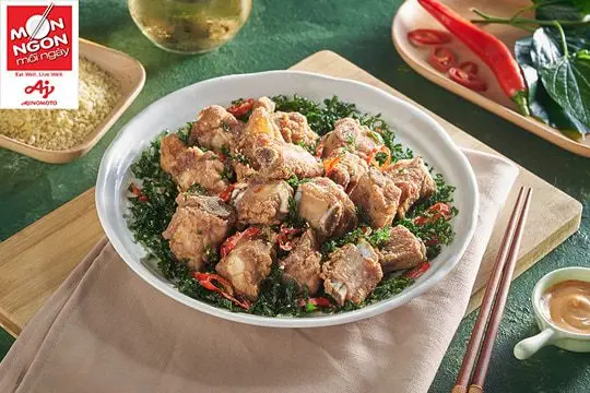 Sườn non chi&ecirc;n l&aacute; lốt