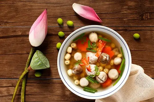 Canh t&ocirc;m mọc hạt sen