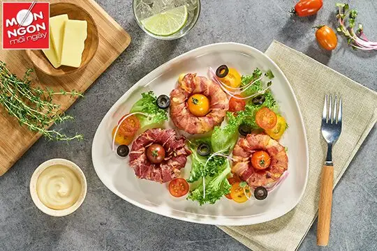 Bacon cuộn h&agrave;nh t&acirc;y ph&ocirc; mai