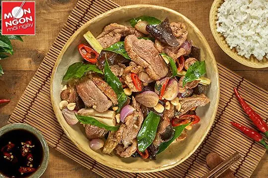 Vịt x&agrave;o l&aacute; mắc mật