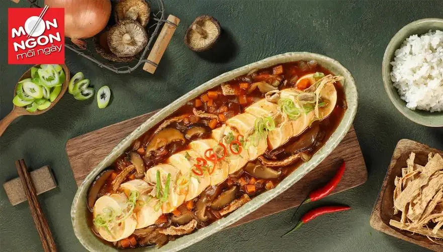 Đậu hũ non sốt cay c&oacute; hương vị cay nồng, b&eacute;o nhẹ, khiến người ăn kh&ocirc;ng cảm thấy nh&agrave;m ch&aacute;n