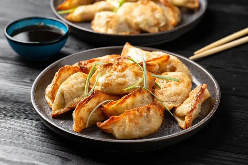 Age Gyoza l&agrave; b&aacute;nh Gyoza được chi&ecirc;n v&agrave;ng gi&ograve;n