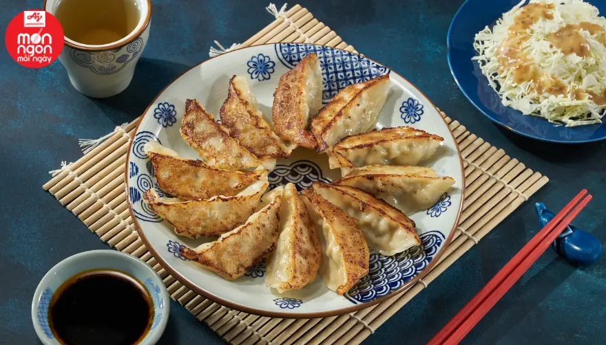 C&aacute;ch l&agrave;m b&aacute;nh xếp Gyoza tại nh&agrave; cực dễ