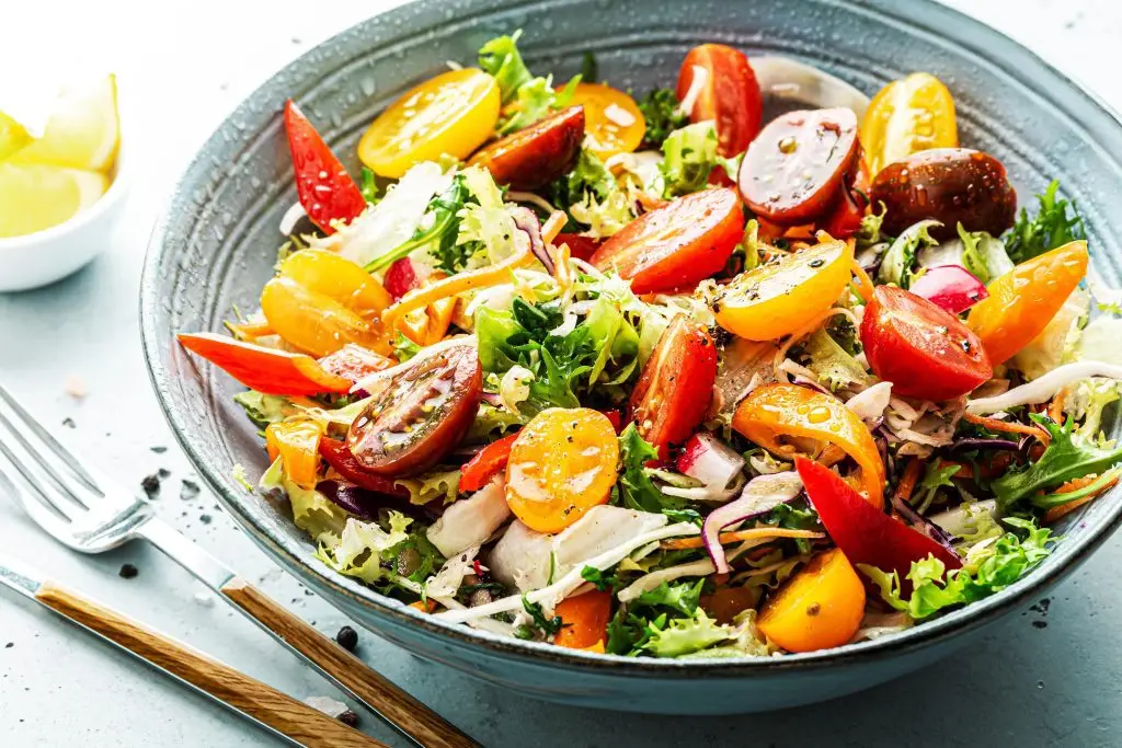 Salad ngũ sắc mang lại cảm gi&aacute;c thanh m&aacute;t, nhẹ nh&agrave;ng, l&yacute; tưởng để khai vị một bữa tiệc