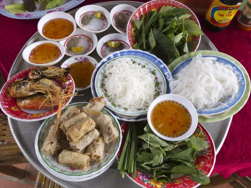 M&acirc;m cỗ đ&aacute;m giỗ miền Nam thường đầy đủ c&aacute;c m&oacute;n ăn truyền thống