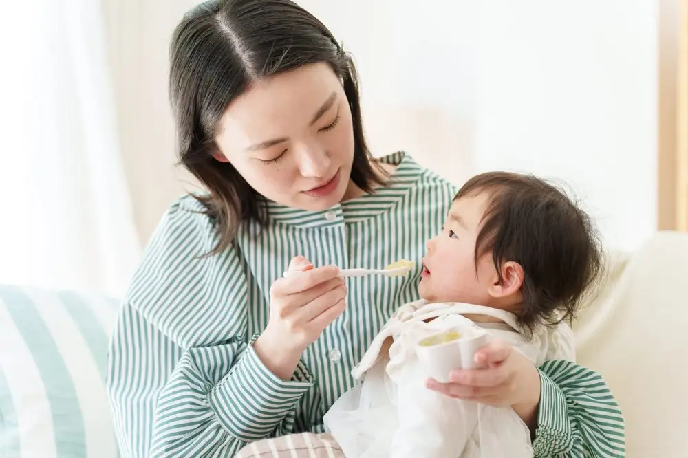 Ba mẹ h&atilde;y lu&ocirc;n theo d&otilde;i v&agrave; t&ocirc;n trọng những t&iacute;n hiệu của b&eacute; để h&agrave;nh tr&igrave;nh ăn dặm đầu đời trở n&ecirc;n nhẹ nh&agrave;ng, hiệu quả