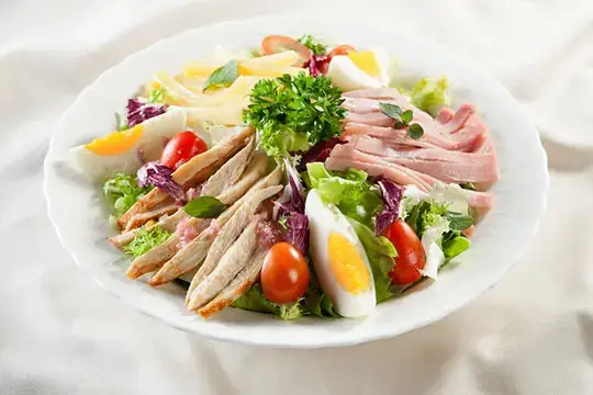 Salad g&agrave; với c&aacute;c nguy&ecirc;n liệu đơn giản dễ l&agrave;m