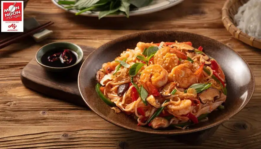 Một tip nhỏ để phở trộn ngon hơn l&agrave; &aacute;p chảo b&aacute;nh phở gi&uacute;p phở săn v&agrave; c&oacute; m&ugrave;i thơm