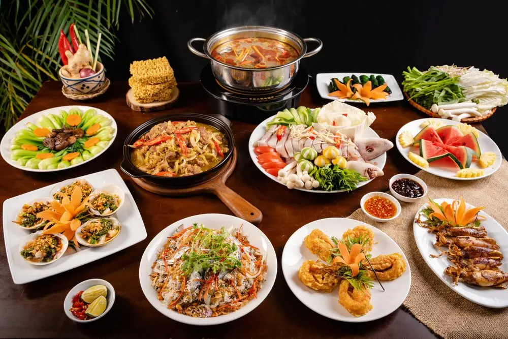 Như bao v&ugrave;ng miền kh&aacute;c, m&acirc;m cơm giỗ miền T&acirc;y c&oacute; đầy đủ c&aacute;c m&oacute;n ăn thơm ngon nhằm thể hiện l&ograve;ng th&agrave;nh k&iacute;nh với người đ&atilde; khuất