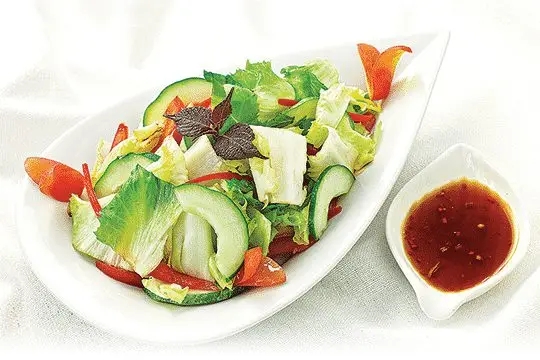 Salad l&agrave; m&oacute;n ăn gi&agrave;u chất xơ v&agrave; vitamin, c&oacute; t&aacute;c dụng hỗ trợ ti&ecirc;u h&oacute;a v&agrave; kiểm so&aacute;t đường huyết hiệu quả