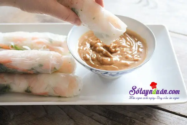 C&aacute;ch l&agrave;m gỏi cuốn chấm sốt bơ đậu phộng ngon m&ecirc; mẩn kết quả