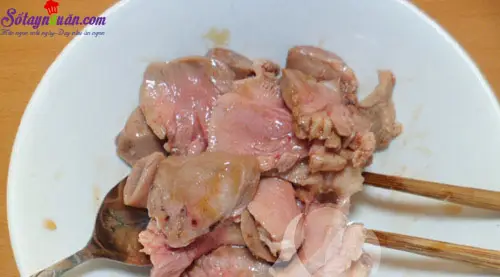 C&aacute;ch l&agrave;m lưỡi x&agrave;o chua ngọt 4