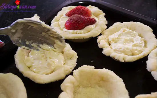 C&aacute;ch l&agrave;m m&oacute;n b&aacute;nh nướng nh&acirc;n d&acirc;u t&acirc;y 13