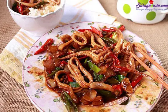 c&aacute;ch chế biến mực x&agrave;o chua cay 6