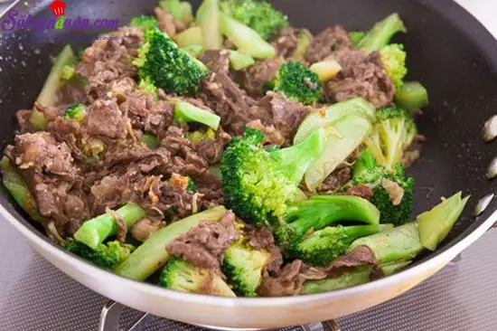 c&aacute;ch l&agrave;m s&uacute;p lơ x&agrave;o thịt b&ograve; 5