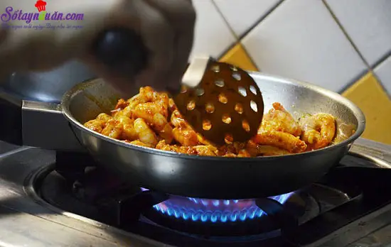 C&aacute;ch l&agrave;m t&ocirc;m x&agrave;o cay đơn giản m&agrave; ngon 4 
