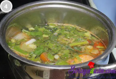 Canh t&ocirc;m khế nấu chua 4