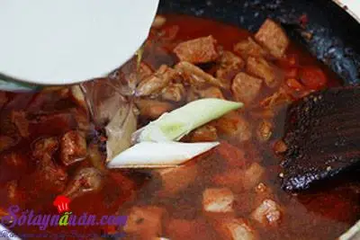 Hướng dẫn m&oacute;n m&igrave; thịt b&ograve; hầm chi&ecirc;u đ&atilde;i cả nh&agrave; ng&agrave;y se lạnh 6