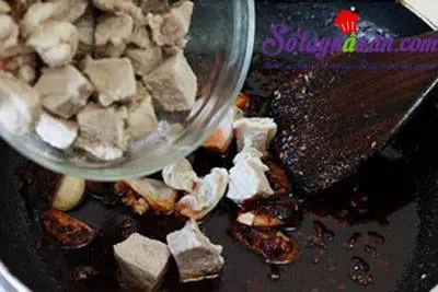 Hướng dẫn m&oacute;n m&igrave; thịt b&ograve; hầm chi&ecirc;u đ&atilde;i cả nh&agrave; ng&agrave;y se lạnh 4