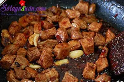 Hướng dẫn m&oacute;n m&igrave; thịt b&ograve; hầm chi&ecirc;u đ&atilde;i cả nh&agrave; ng&agrave;y se lạnh 5