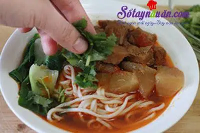 Hướng dẫn m&oacute;n m&igrave; thịt b&ograve; hầm chi&ecirc;u đ&atilde;i cả nh&agrave; ng&agrave;y se lạnh 9