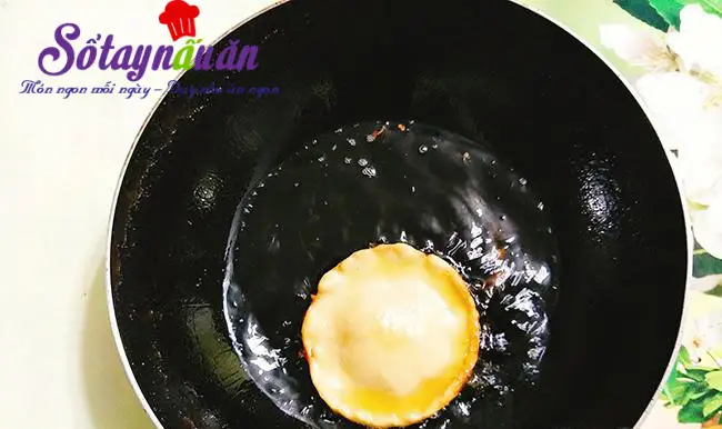 B&aacute;nh tai yến gi&ograve;n xốp cắn l&agrave; m&ecirc;