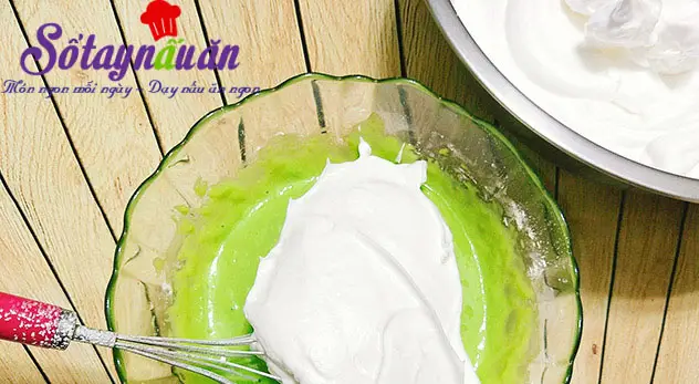 C&aacute;ch l&agrave;m b&aacute;nh chiffon l&aacute; dứa thơm mềm xốp cực ngon 5