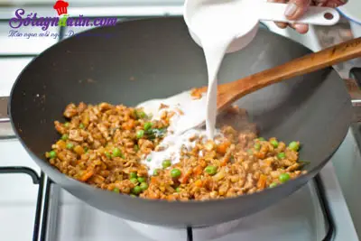 C&aacute;ch l&agrave;m b&aacute;nh gối c&agrave; ri g&agrave; thơm ngon kh&oacute; cưỡng 7