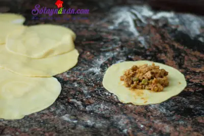 C&aacute;ch l&agrave;m b&aacute;nh gối c&agrave; ri g&agrave; thơm ngon kh&oacute; cưỡng 9