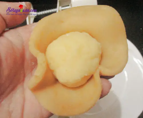 C&aacute;ch l&agrave;m b&aacute;nh trung thu nh&acirc;n custard thơm ngon cho b&eacute; 3 (2)