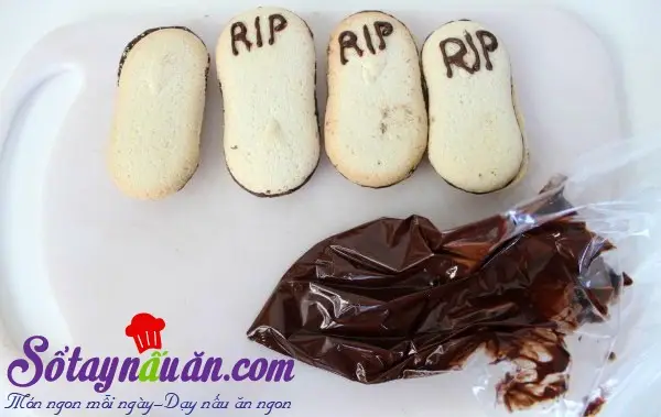 C&aacute;ch l&agrave;m pudding nghĩa địa r&ugrave;ng rợn cho tiệc Halloween