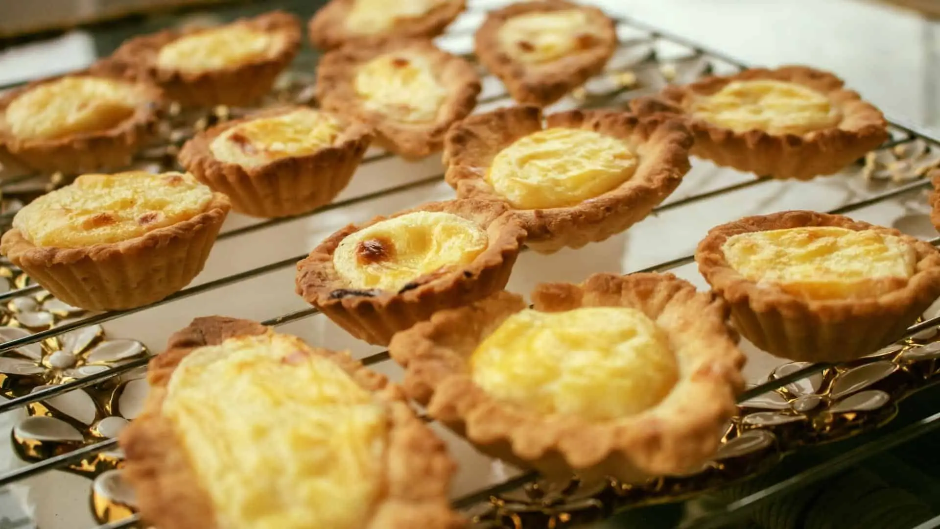 C&aacute;ch l&agrave;m b&aacute;nh tart trứng từ trứng g&agrave; non