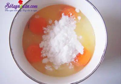 Hướng dẫn l&agrave;m b&aacute;nh bao nh&acirc;n trứng xốp mềm thơm ngon 1