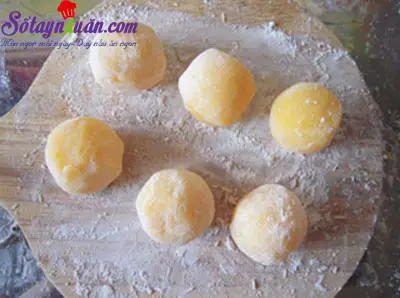 Hướng dẫn l&agrave;m b&aacute;nh bao nh&acirc;n trứng xốp mềm thơm ngon 6