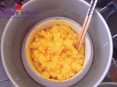 Hướng dẫn l&agrave;m b&aacute;nh bao nh&acirc;n trứng xốp mềm thơm ngon 5