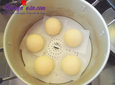 Hướng dẫn l&agrave;m b&aacute;nh bao nh&acirc;n trứng xốp mềm thơm ngon 8