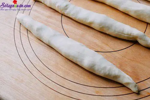 Hướng dẫn l&agrave;m b&aacute;nh m&igrave; cuộn x&uacute;c x&iacute;ch nướng cho bữa s&aacute;ng 4