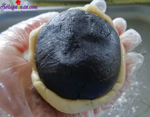 c&aacute;ch l&agrave;m b&aacute;nh nướng nh&acirc;n m&egrave; đen trứng muối 7