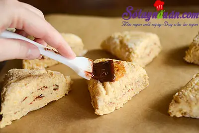 Hướng dẫn l&agrave;m b&aacute;nh scones hương quế gi&ograve;n tan thơm ngon 10