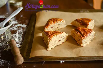 Hướng dẫn l&agrave;m b&aacute;nh scones hương quế gi&ograve;n tan thơm ngon 11