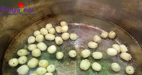 Hướng dẫn nấu ch&egrave; nha đam hạt sen thơm m&aacute;t ng&agrave;y h&egrave;