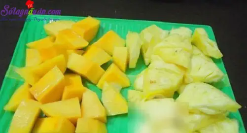 c&aacute;ch l&agrave;m sinh tố xo&agrave;i dứa 2