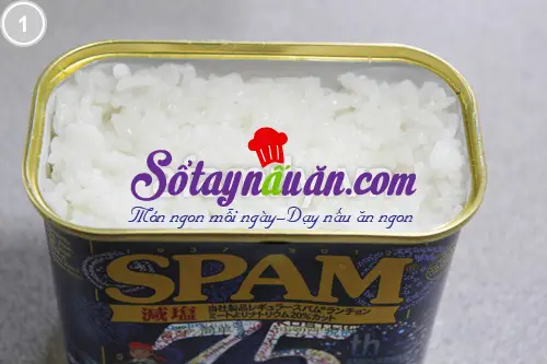 Biến tấu c&ugrave;ng cơm kẹp thịt hộp 1