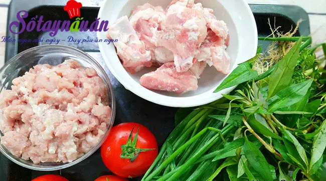 B&aacute;nh đa nấu sườn non chả vi&ecirc;n