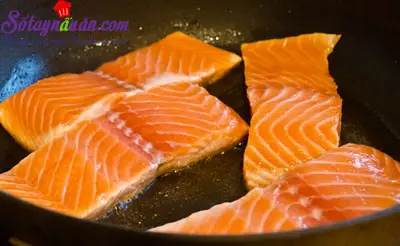 C&aacute;ch l&agrave;m c&aacute; hồi r&aacute;n k&egrave;m xốt x&igrave; dầu ngon m&ecirc; mẩn 4
