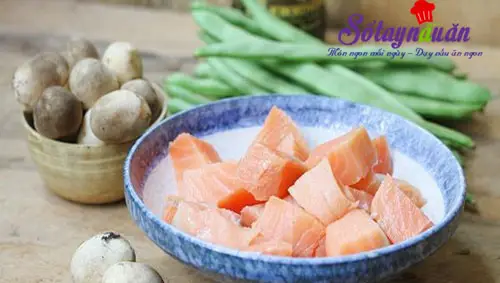 C&aacute;ch l&agrave;m c&aacute; hồi x&agrave;o đậu nấm